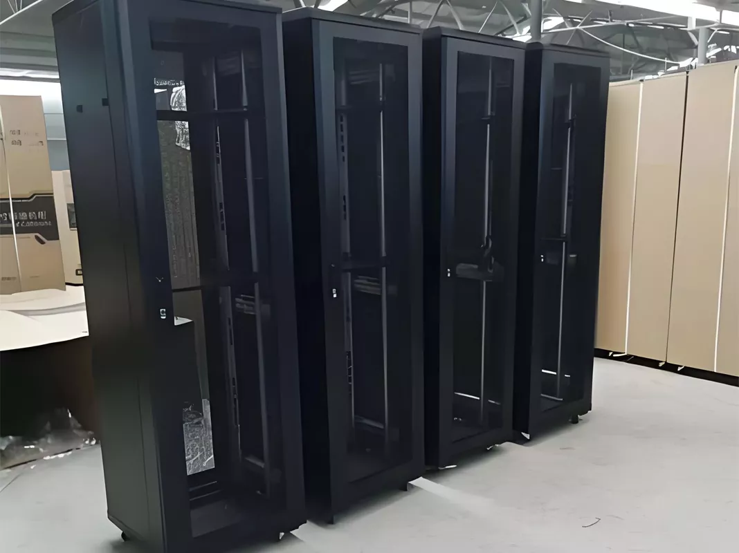 Tietokonehuoneen verkkokaappi