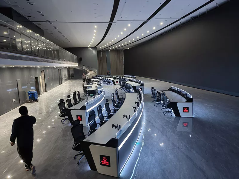 Kaareva valvontakonsoli